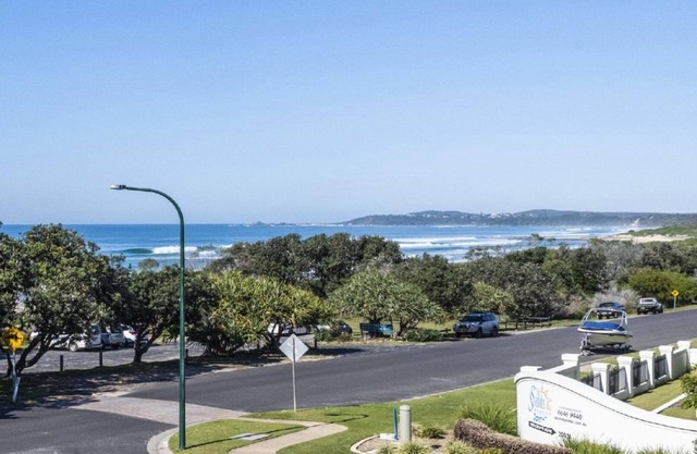 Breakers 2/7, 18-20 Pacific Parade