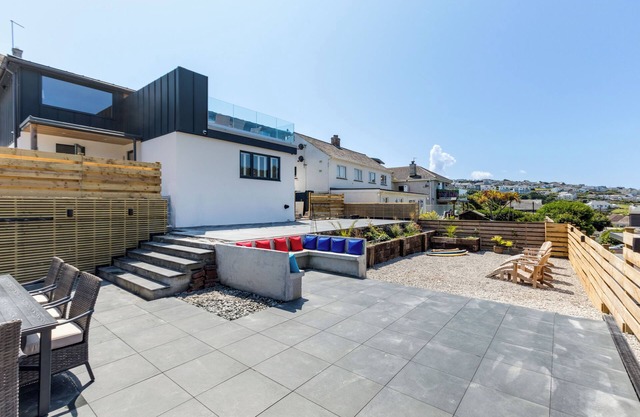 BREAKERS VIEW, family friendly, luxury holiday cottage in Polzeath