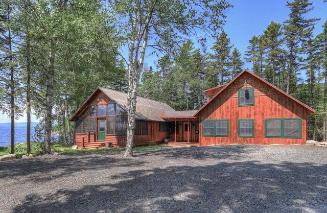 Breakwater Lodge - Magnifique maison sur la rive est du lac Mooselookmeguntic