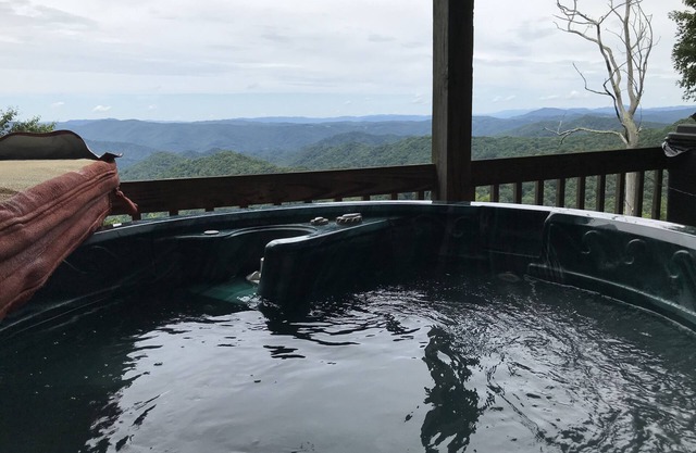 Vue imprenable sur les Highlands du Roan avec bain à remous!