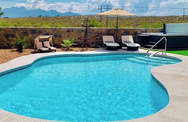 Cozy Desert Escape: Heated Pool, Hot Tub, Arcade Room & Amazing Views!