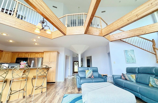 Breathtaking mountain views-4king en suites, bunk rm, sauna, air hockey,MANCAVE!