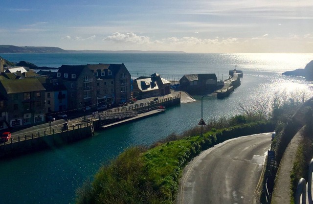 Vue imprenable sur les côtes, le port et la campagne.