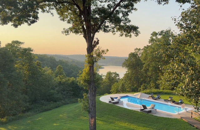 Vues à couper le souffle sur le lac !! Domaine de luxe de 12 acres avec piscine privée chauffée