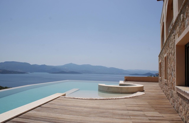 Vue à couper le souffle sur la Méditerranée, Piscine privée débordement, jacuzzi