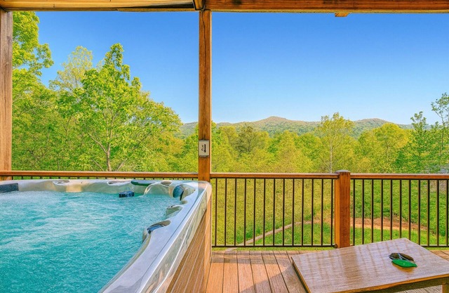 Breathtaking Mountain Views, Hot Tub, Pool Table, Arcade, & Pet Friendly