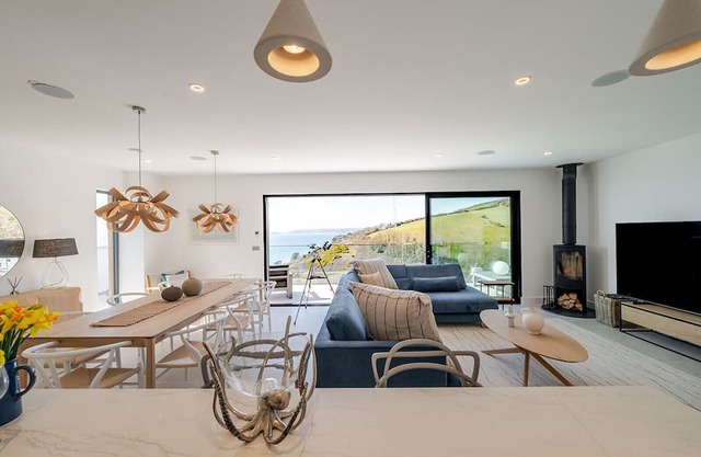 NEW, Stunning House with Hot Tub & Spectacular Views!