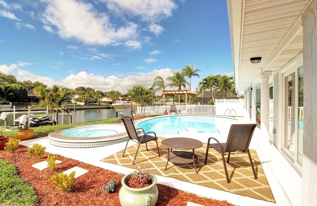 Retraite Oasis à couper le souffle à St. Pete! Couchers de soleil magnifiques et paradis au bord de la piscine!