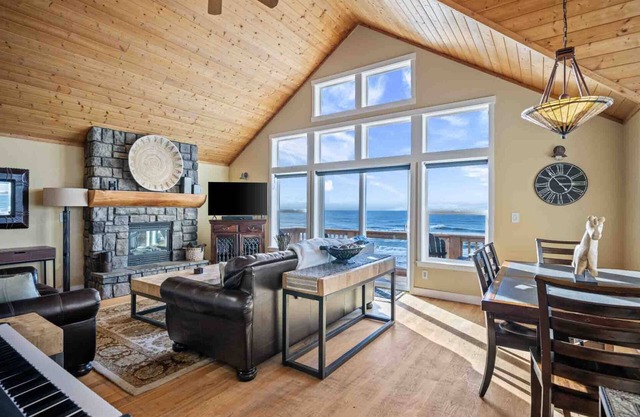 Breathtaking Ocean Front Views, Hot Tub, Fireplace, Deck, Steps from Sandy Beach, Pet Friendly
