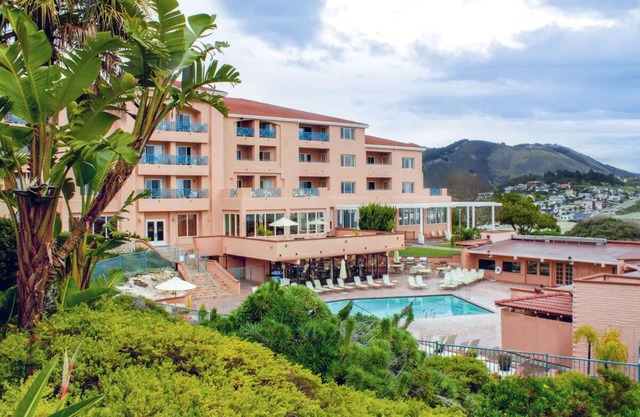 Breathtaking Ocean Views! Kitchenette, Free Parking, Onsite Swimming Pool