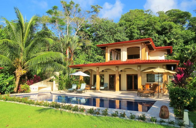 OCEANVIEW DANS LA JUNGLE PRIMAIRE! 3 maîtres! GATED. RIVIÈRE PRIVÉE ET CASCADES.