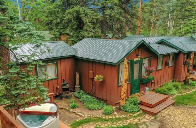 Breathtaking River Front Cabin at RMNP w/ Hot Tub