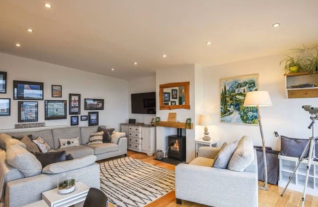 Breathtaking Sea Views from this Aberdovey Home - with Free Beach Car Park Pass!