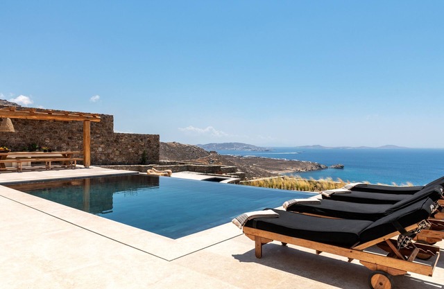 Breathtaking seaview and just 10 minutes away to Mykonos Town Center!!!