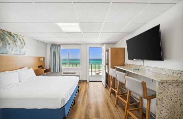 Breathtaking Beachfront Retreat: Oceanfront Stay with Incredible Views