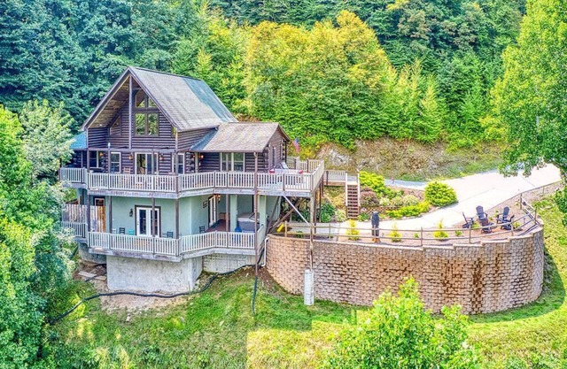 Breathtaking Views! Fast WiFi, Pool Table, Hot Tub, lvl 2 EV Charger, Fire Pit!