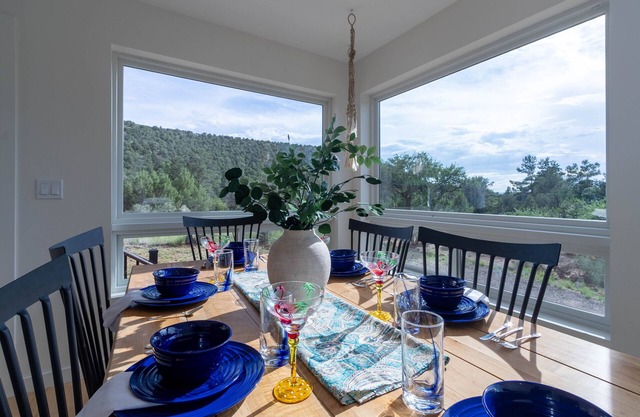 Sedona Noble House- Breathtaking Views, Near Many Popular Hiking Trails + Pet Friendly!