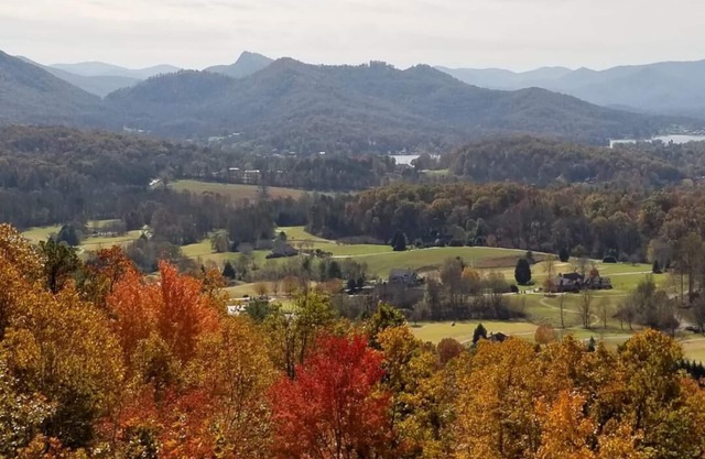 Vue imprenable sur le lac Chatuge, la montagne et le parcours de golf - séjour 5 étoiles.