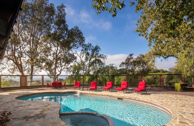 Vues à couper le souffle sur la colline, piscine, spa, 4 chambres, 4 Ba, 10 personnes, 5 min en ville!
