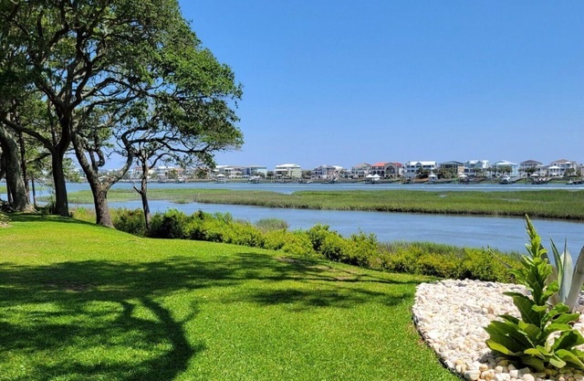 Waterway Intracoastal Apt 2 BR / 1 BA pour 6 draps WiFi Cuisine complète Télévision par câble