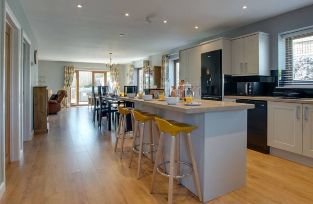 Un chalet de luxe contemporain lodge en cèdre-plaqué avec terrasse à trois côtés, bain à remous privé, petit