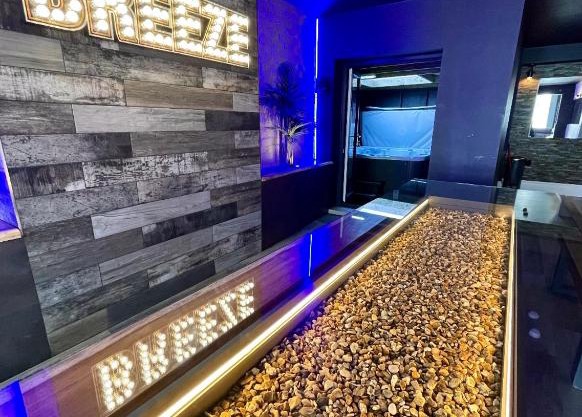 BREEZE SUITES - LUXURY GROUP ACCOM - SLEEPS 19