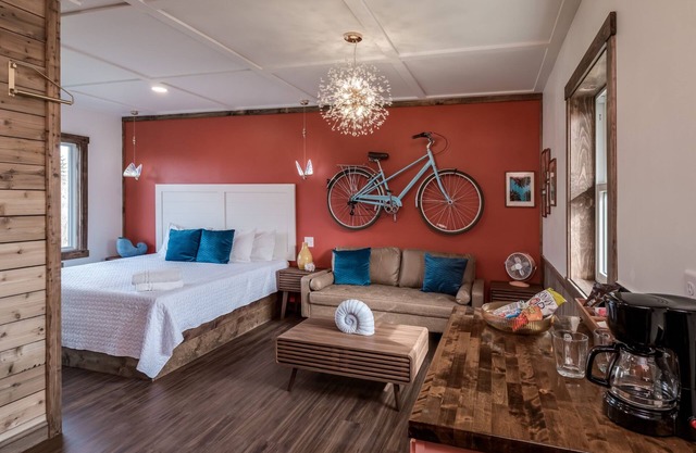 King Bed | Free Parking | Sofa | Kitchen | Walk In Shower |