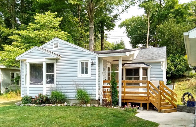 Breezy Bungalow. Boat ramp, Boat rentals steps away. Queen beds, A/C