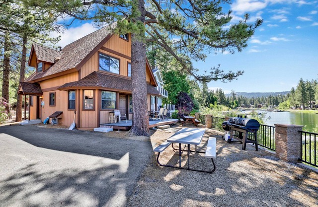 * CALME LAKESIDE DEUX CABINES COMBO ~ Walk To Village / Marinas ~