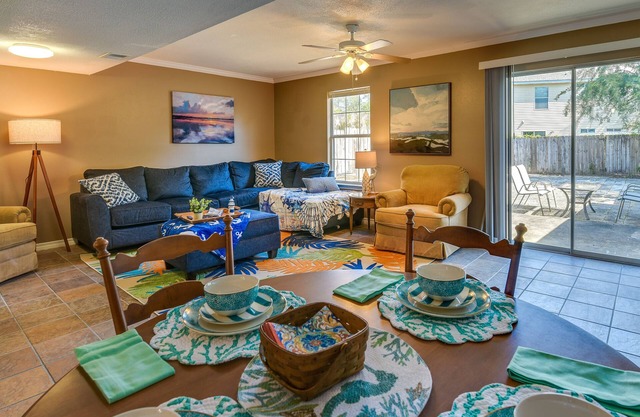 Breezy Fort Walton Townhome ~ 5 Mi to Beach!