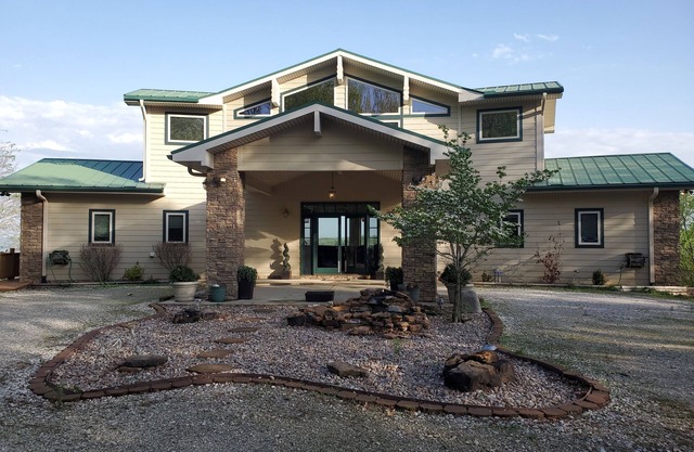 BREEZY & LUCKY'S: Lakeview Home & Cottage on 5 Acres! Close to Marina.