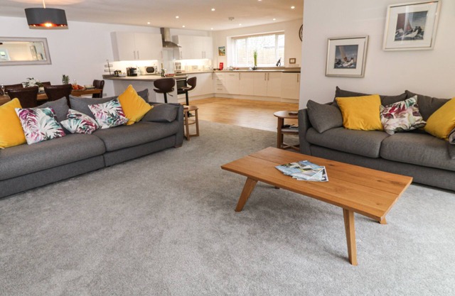 BREWERS COTTAGE, pet friendly, with a garden in Looe