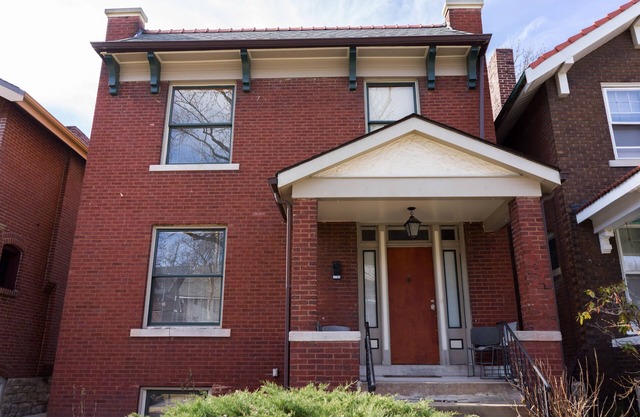 BRICK HOUSE BY FOREST PARK / WASH U
