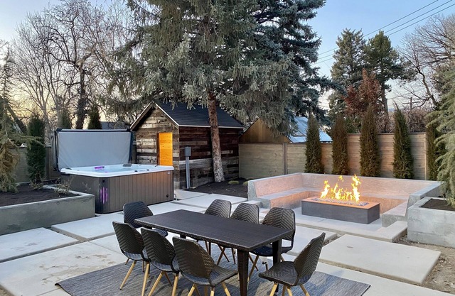 Brick House Luxury Private Retreat w/ hot tub
