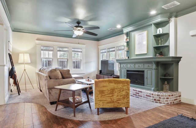 Brick Road Retreat - 3BR/2BA - Walk to Tech