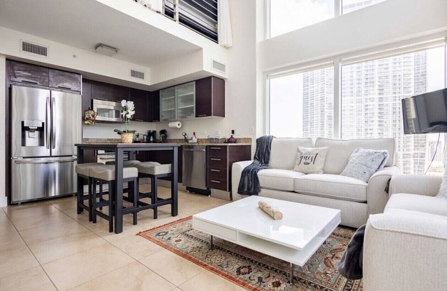 Brickell River LOFT / parking & 12 min to South Beach
