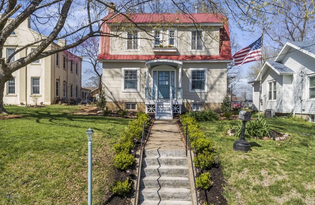 "Brickyard" Remodeled 1920's Dutch Colonial Revival in Downtown Cape Girardeau
