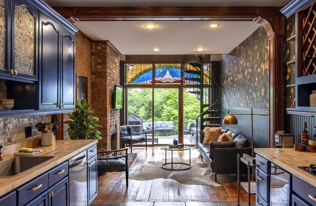 Bridal & Group Retreat | 4BR Mt. Adams | Walkable, Skyline Views