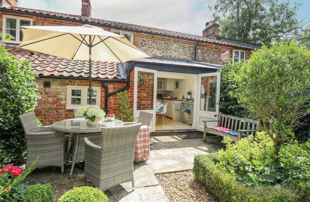 BRIDGE COTTAGE, family friendly, character holiday cottage in Aylsham