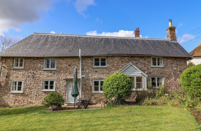 BRIDGE COTTAGE, pet friendly, character holiday cottage in Dalwood