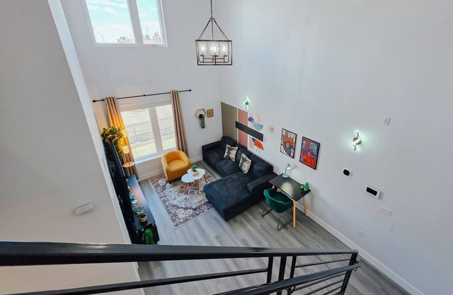 Bridge View / 2 King Beds / 75"TV / Rain Shower