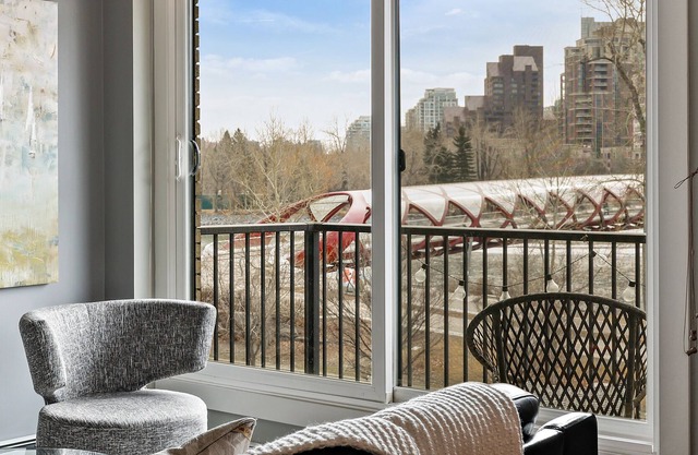 Bridgeview #2- 2BR condo with free parking