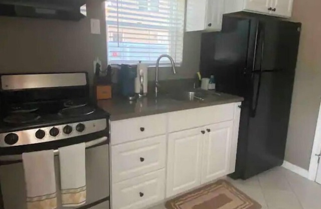 Bright 1-Bdrm Studio Apt on Quiet Tree-Lined St.