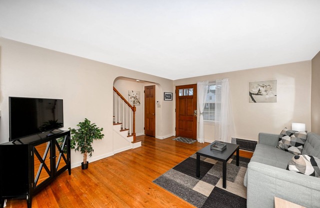 Bright 2 Bd Perfect for Traveling Professionals!