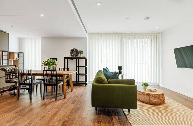 Bright 2 BDR Apt w/Balcony in luxury building