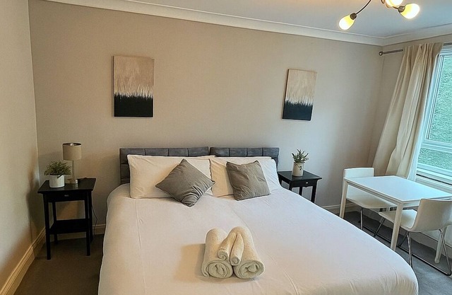 2 Bed Flat - 9-12 mins to Central London sleeps 4