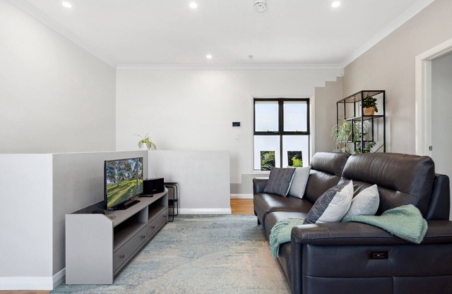 Bright 2-Bed Townhouse with Balcony & Garage