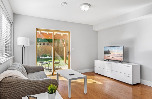 Bright 2 Bedroom Suite! 5 min from the beach!