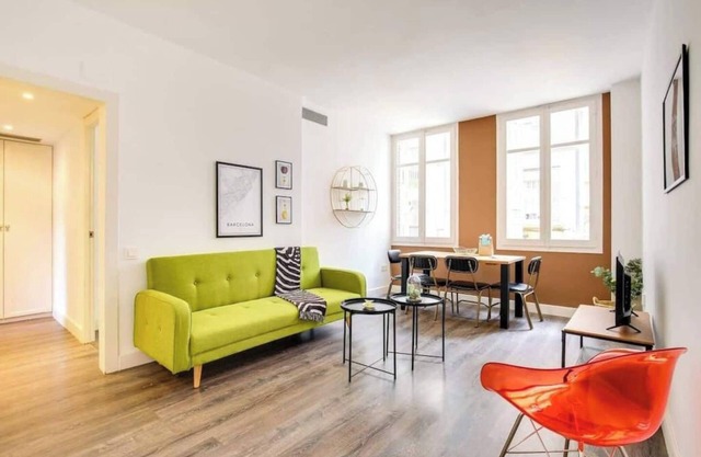 This apartment is a 2 bedroom(s), 1 bathrooms, located in Barcelona, Catalunya.