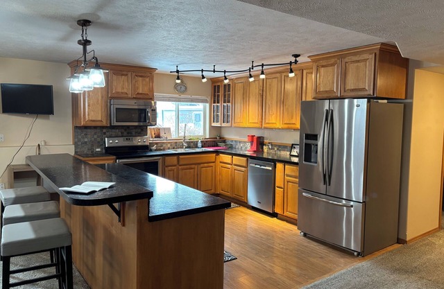 Bright 2-bedroom Mother-in-Law Basement unit with WiFi, AC in Nine Mile Falls